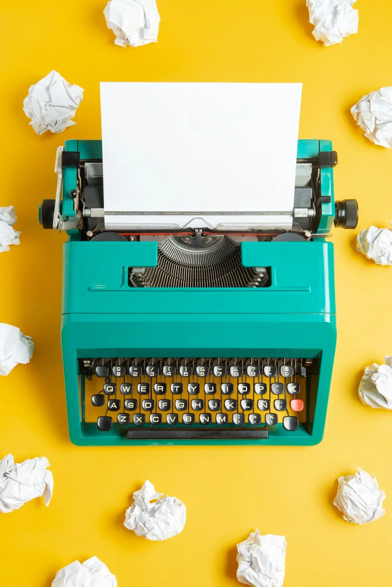 Leuchtend bunte Retro-Schreibmaschine mit Tastatur und Knöpfen