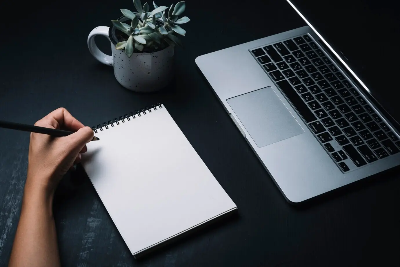 Notizblock- und Laptop-Konzept