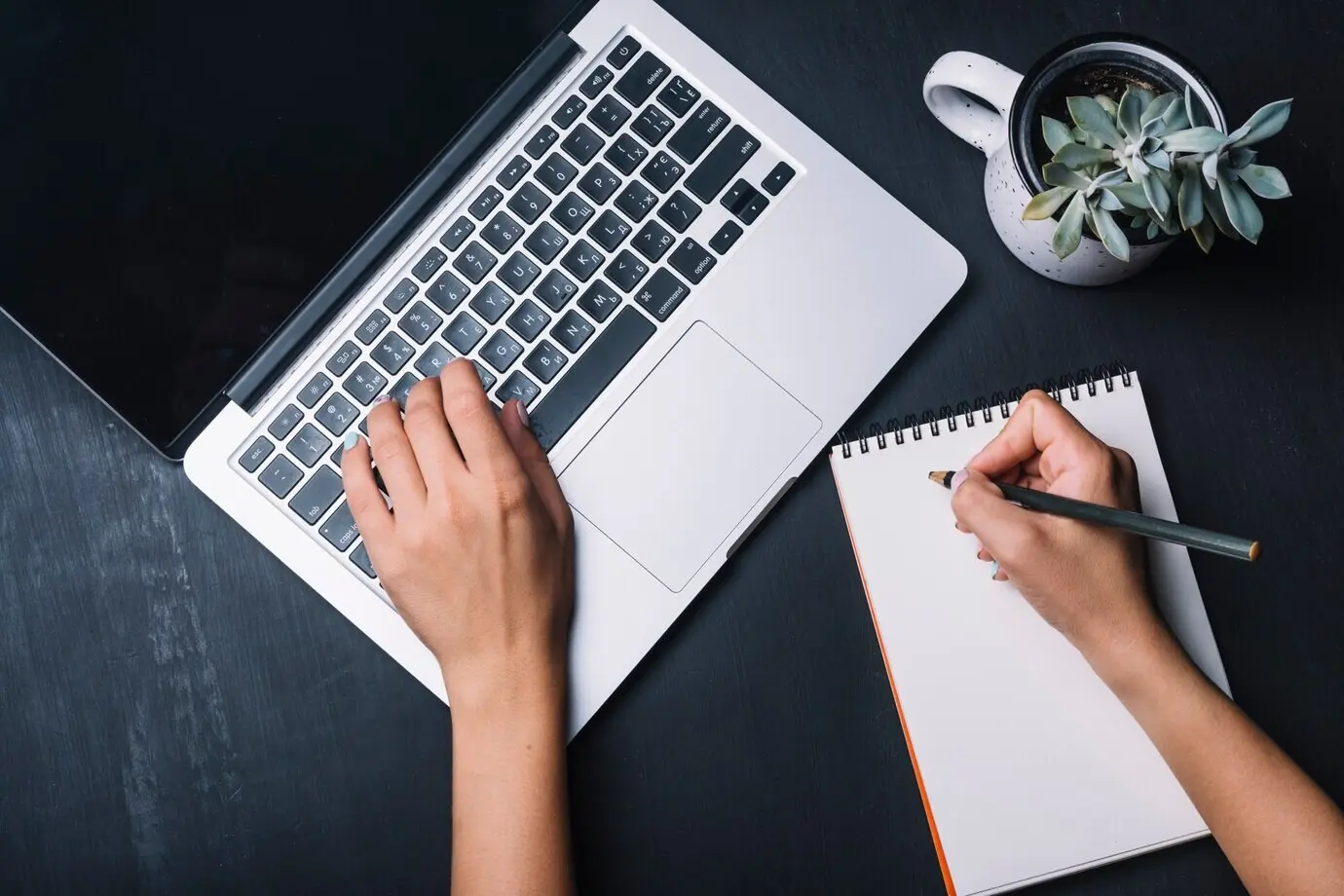 Konzept mit Notizblock und Laptop